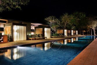 Vista nocturna de la piscina del hotel El Mangroove