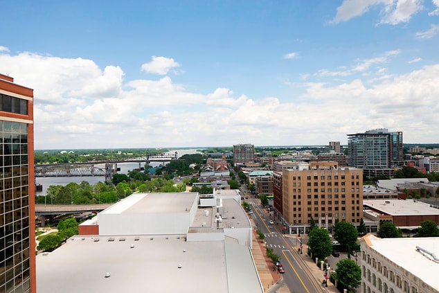 Some River View rooms offer a view of the downtown River Market District, Little Rock’s premier entertainment neighborhood, with museums, a park, and a number of restaurants, bars and shops.