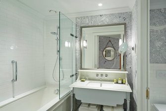 Ванная комната в номере отеля в Лондоне