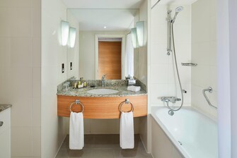 حمام غرفة نزيل – الدُش/حوض الاستحمام