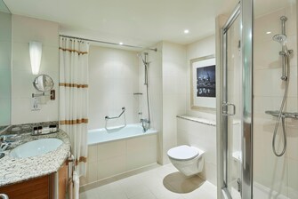 حمام الجناح – دش وحوض استحمام منفصلين