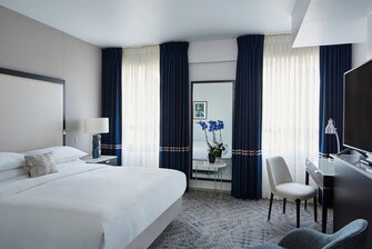 Deluxe Zimmer mit Kingsize-Bett und Blick auf den Platz