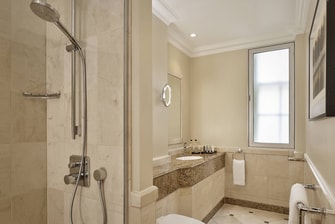 حمام غرفة نزيل – حجيرة الاستحمام