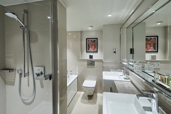 Baño de la suite Junior – Ducha a nivel del suelo