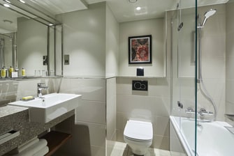Banheiro do quarto – Chuveiro/banheira