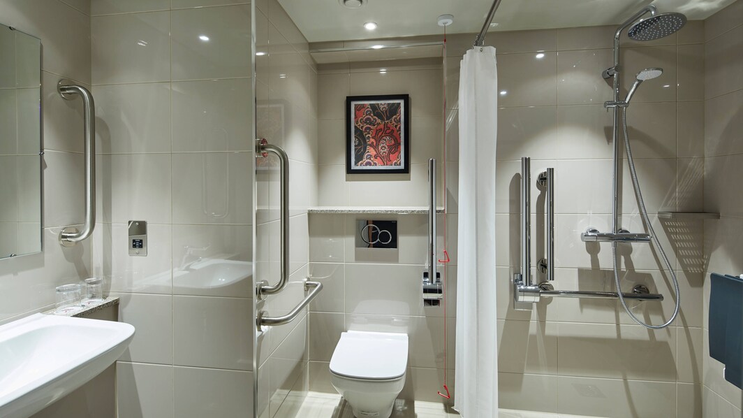 バリアフリー バスルーム – 車椅子用シャワー