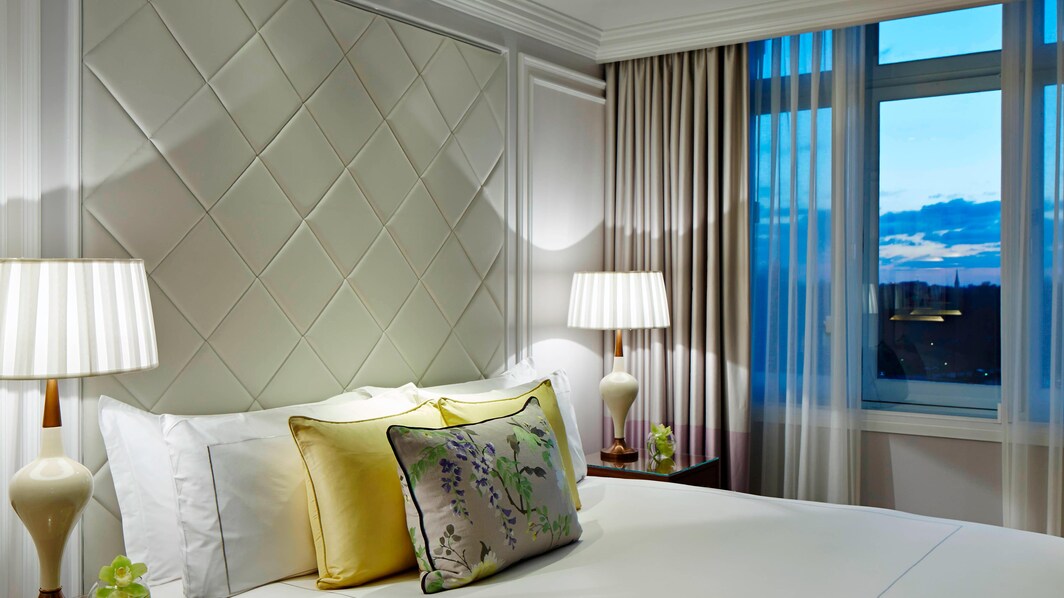 London luxury hotel guest room