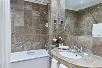 Salle de bain avec douche d’une suite Deluxe à deux chambres