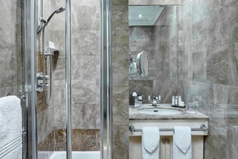 Deluxe Suite mit zwei Schlafzimmern – Bad mit Dusche