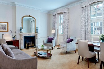 Suite Deluxe de dos dormitorios - Áreas de la sala de estar y comedor