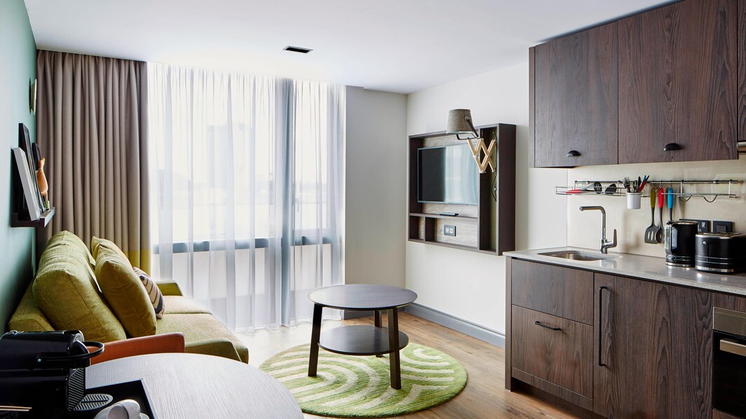 Deluxe Suite mit offenem Grundriss – Wohnbereich und Küche