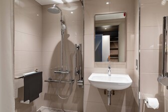 حمام لذوي الاحتياجات الخاصة - حجيرة استحمام بدون عتبة تسمح بدخول كرسي متحرك