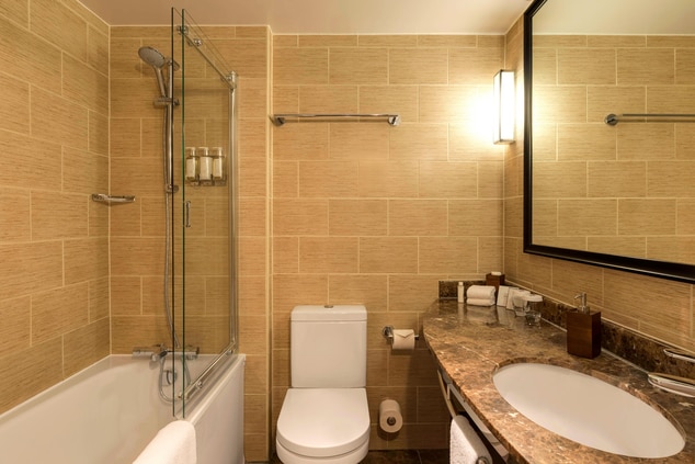 Guest Bathroom – Shower/Tub