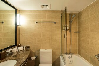 Baño de habitación Family con cama tamaño Queen – Ducha/bañera