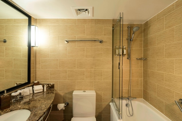Family Queen Guest Bathroom – Shower/Tub