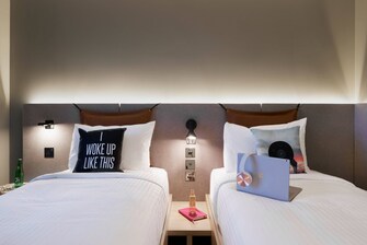 Habitación Moxy con dos camas sencillas