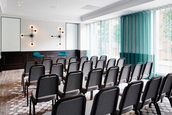 Sala de reuniões Whitestone - Configuração em estilo de sala de cinema