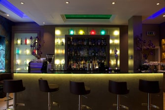 Cocktail-Bar im Living Wall