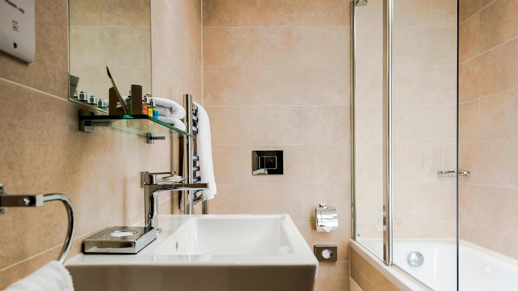 Banheiro de hóspede Deluxe – Combinação de chuveiro e banheira