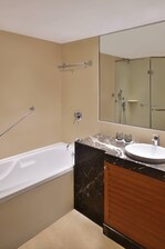 アパートメントのバスルーム – シャワー/バスタブ
