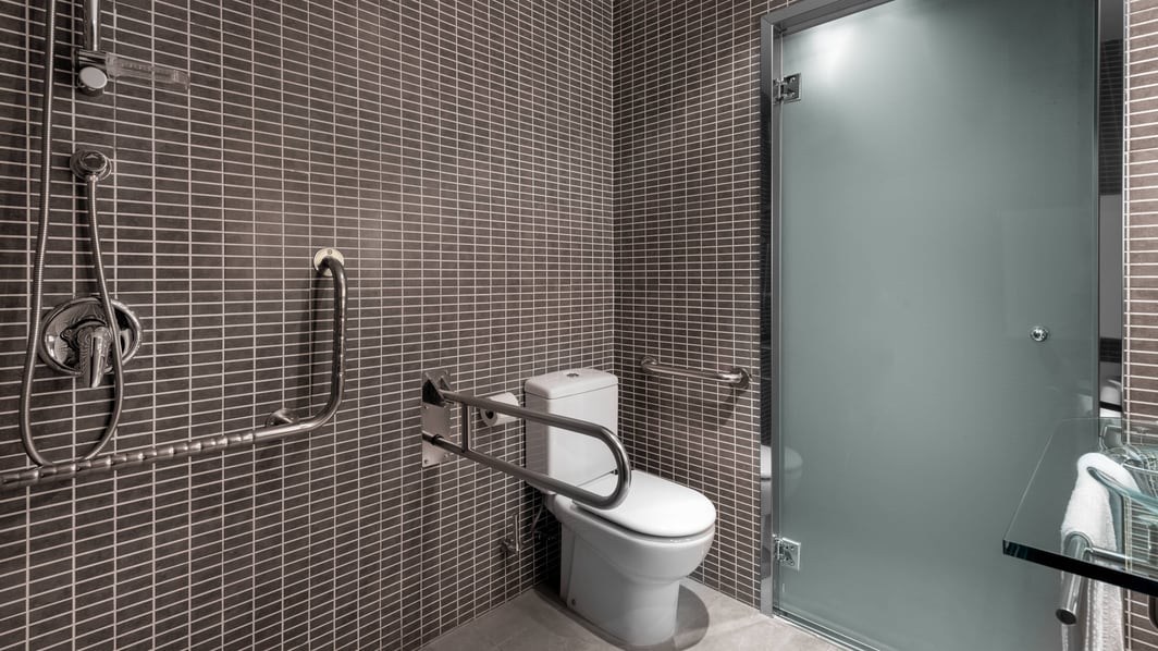 Banheiro do quarto Standard Queen para hóspedes com mobilidade reduzida