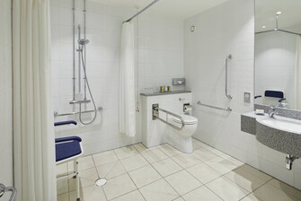 Baño con instalaciones para personas con necesidades especiales - Ducha con acceso para sillas de ruedas