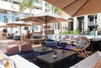 Bolinas Lounge und Bar am Pool – Sitzbereich im Freien