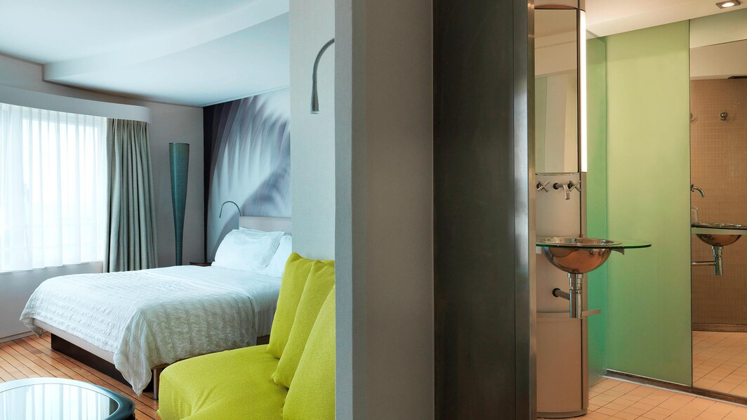 Design Gästezimmer mit Kingsize-Bett – begehbare Dusche