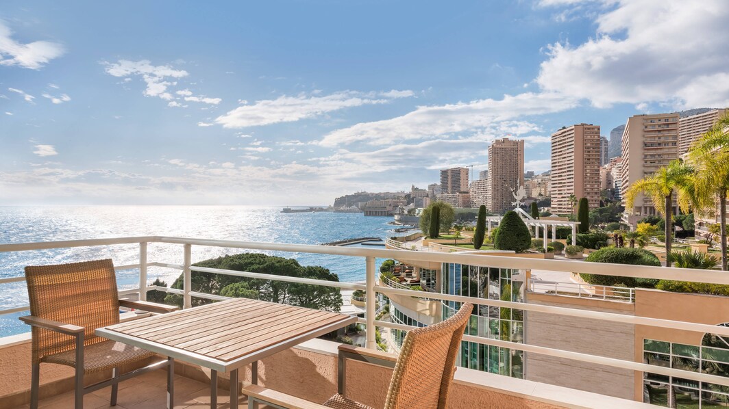 Detalle de habitación lateral Deluxe con vista a Mónaco