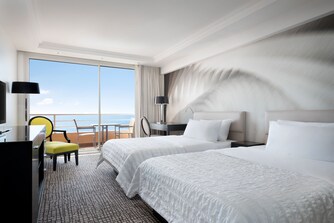 Chambre Deluxe avec deux lits doubles et vue sur mer