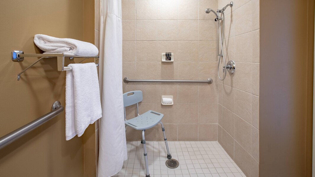 Banheiro para hóspedes com mobilidade reduzida – Chuveiro para cadeira de rodas