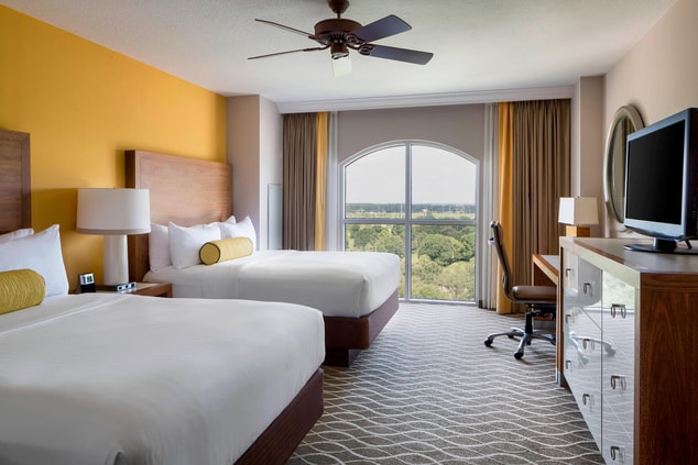Nossos quartos espaçosos e elegantes contam com camas de luxo e decoração sofisticada com vista para a área de Orlando.