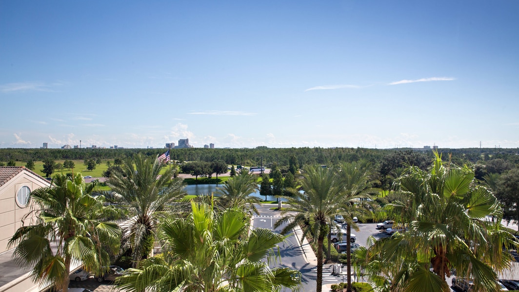 Os quartos Florida View oferecem conforto casual com uma vista excelente da área de Orlando.
