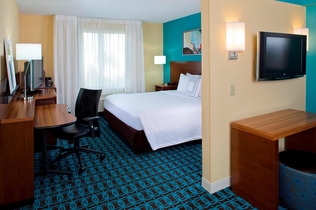 Fairfield Inn & Suites Orlando in the Marriott Village bedroom