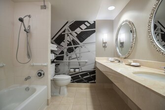 Banheiro para hóspedes com mobilidade reduzida - Chuveiro e banheira