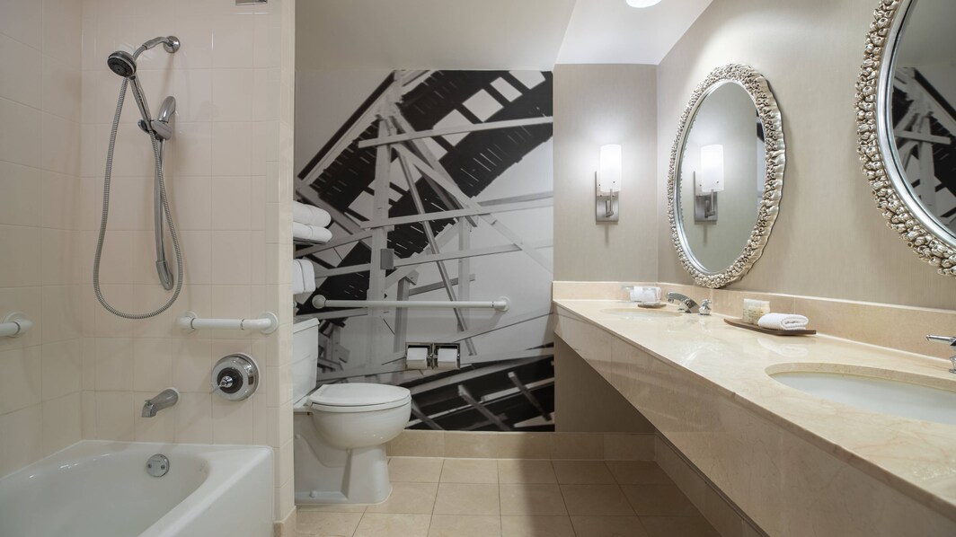 Banheiro para hóspedes com mobilidade reduzida - Chuveiro e banheira