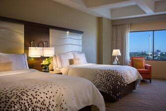 Gästezimmer mit zwei Queensize-Betten und Blick auf SeaWorld