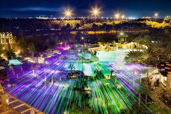 Blick auf Laserlicht-Show und Pool