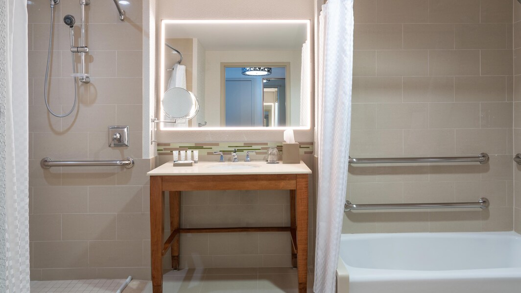 Ванная комната для гостей с ограниченной подвижностью – ванна и безбарьерный душ