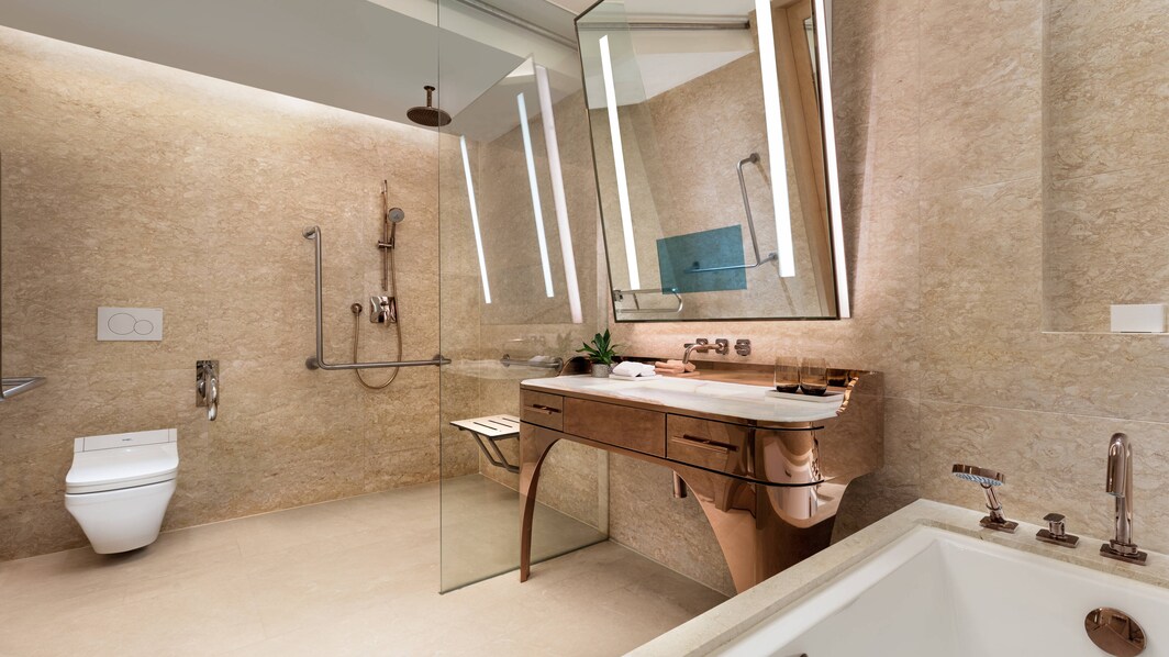 デラックスキングのバリアフリーの客室バスルーム－車椅子用シャワー