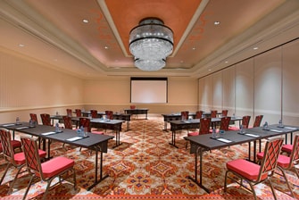 Sala de reuniones Hamadan con disposición estilo aula