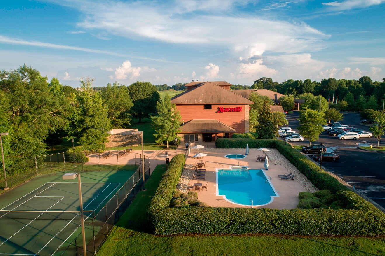Outdoor Pool & Tennis Courts