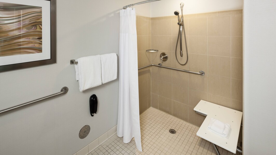 バリアフリーバスルームの車椅子用シャワー