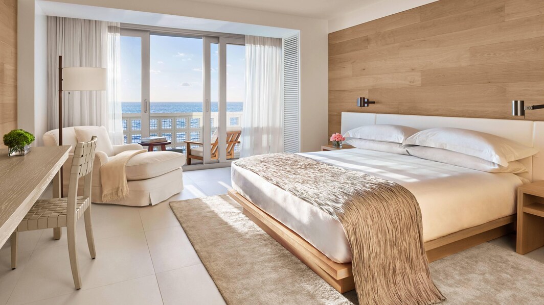 Chambre avec lit king size et vue mer