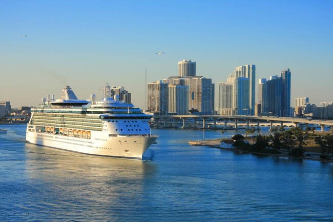 Hotel en el puerto de cruceros de Miami
