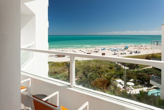 Gästezimmer mit zwei Doppelbetten – Balkon und Meerblick
