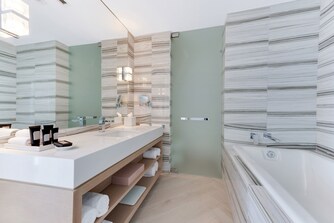 Suite WOW à 2 chambres face à l’océan - Salle de bain