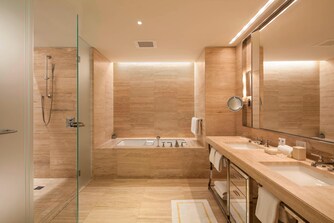 Royal Oceanfront Suite - Master Bathroom