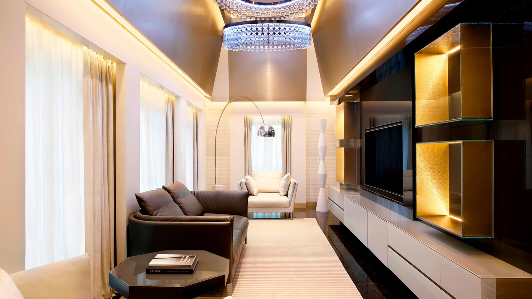 Люкс Katara Royal — комната отдыха с телевизором
