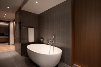 Executive Suite Bathroom – Shower/Tub